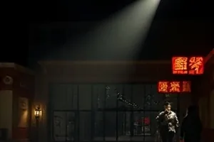 《雾港夜行录》雨夜码头的冷色调构图，画面中央亮着两盏货灯