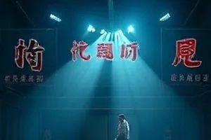 《慢速邮差》自行车与绿色邮包靠在巷口墙边