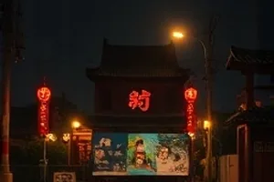 《纸月亮计划》桌面摊开的手绘蓝图，铅笔标注密集